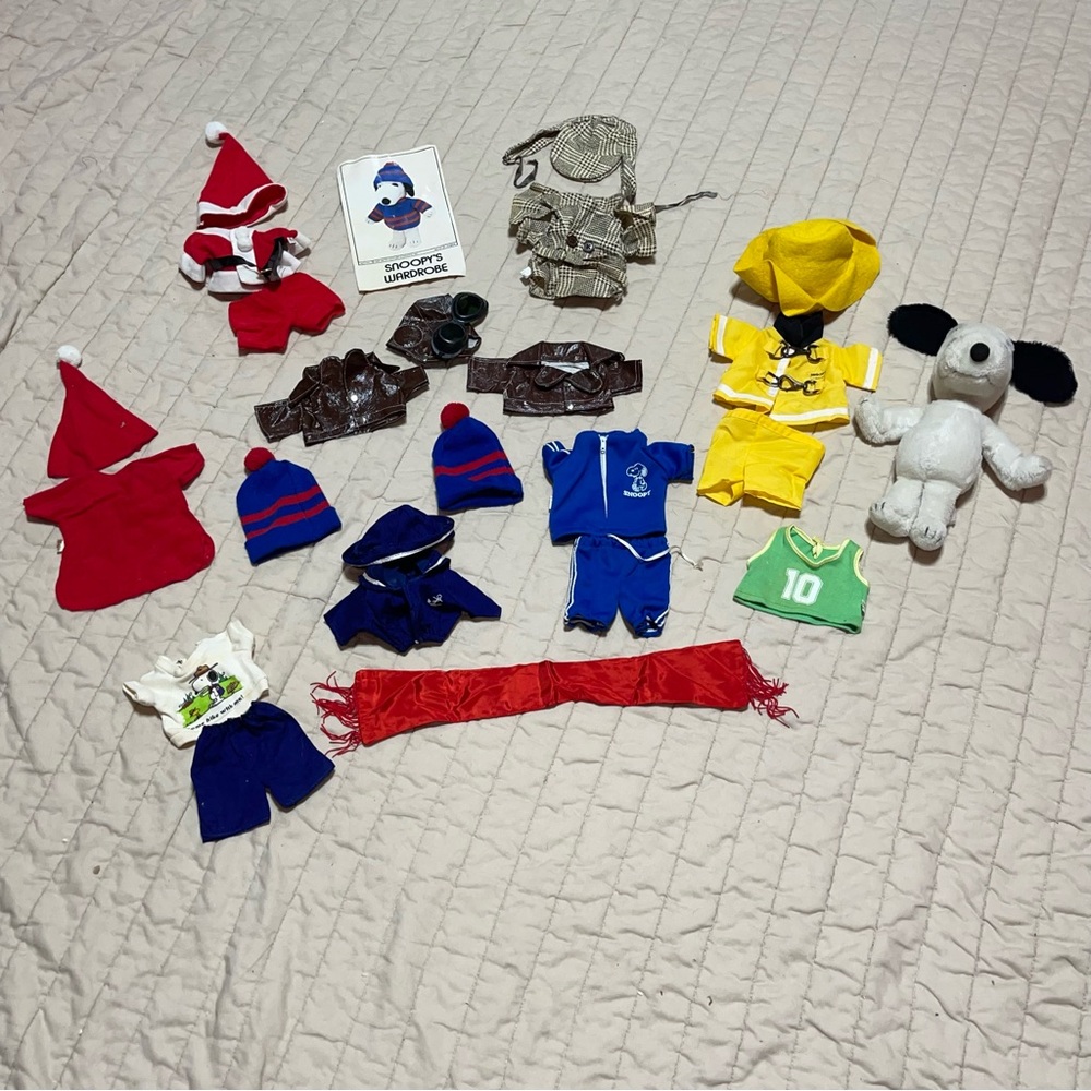 BIG Lot Of VTG Snoopy’s Wardrobe Outfits Plush Clothing Peanuts Snoopy
